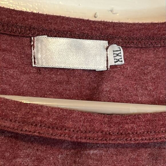 Women’s Burgundy Red Short Sleeve Tshirt with criss cross on chest size XXL - Picture 5 of 8